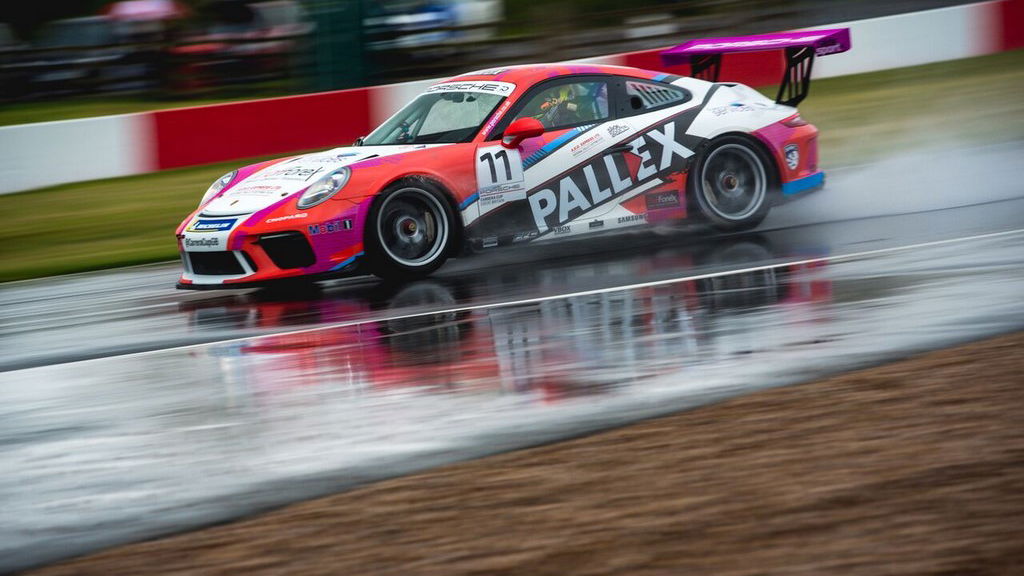 Ellinas holds off Zamparelli for race one win